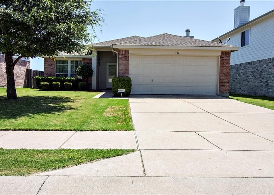 1st image of 921 Oak Hollow Ln