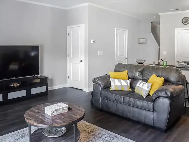 3196 Laurel Ridge Cir — Photo 2