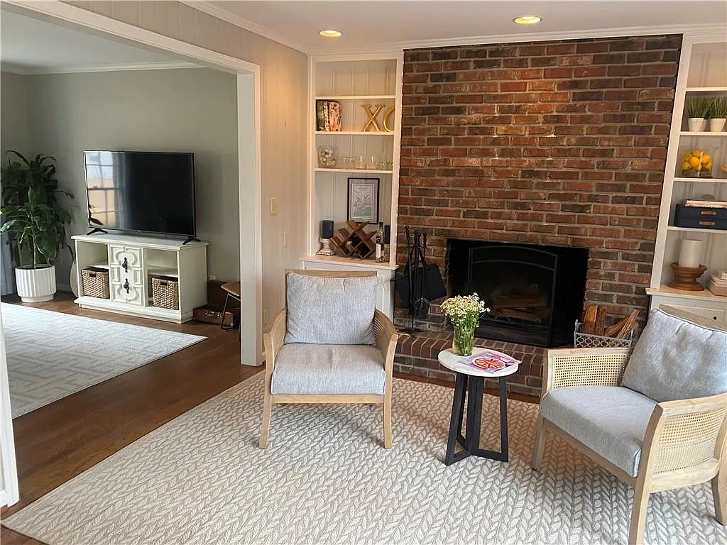 4 bed, 2.5 bath, 3117 sqft, $3,850 — Photo 2