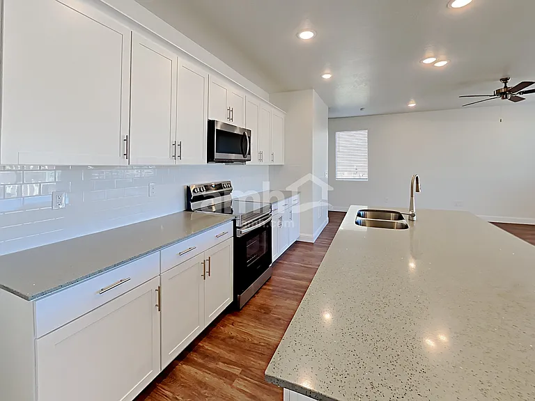 1436 E Allen Ln — Photo 3