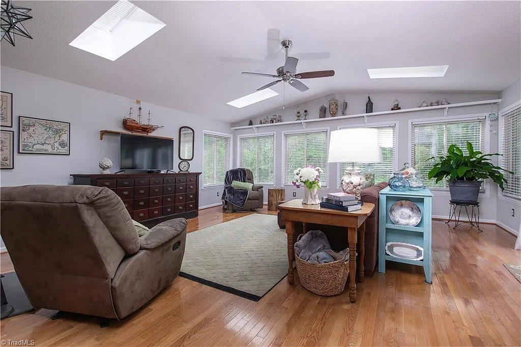 3 bed, 1898 sqft, $1,850 — Photo 2