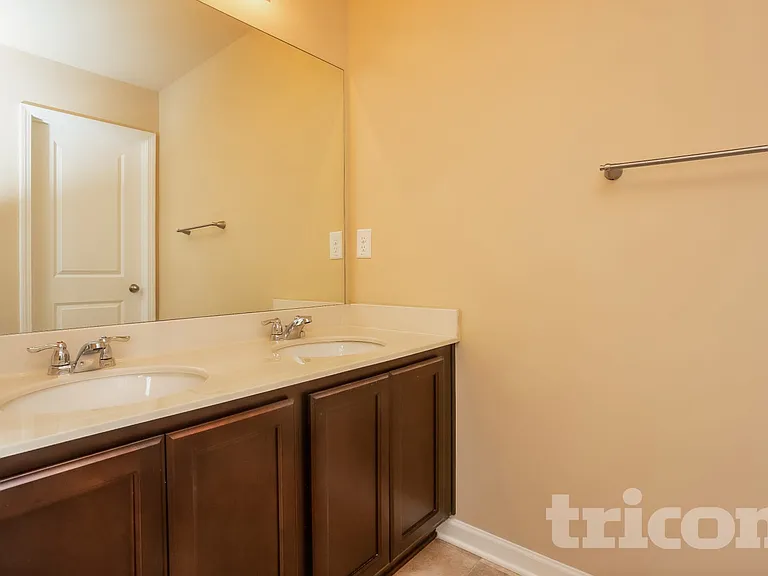 216 Stillwood Dr — Photo 6