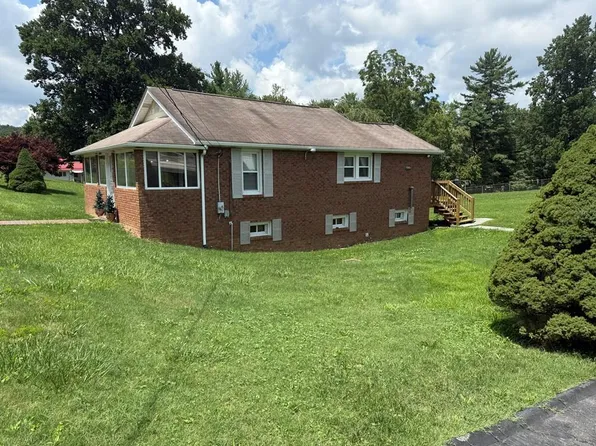 241 4th St, Mount Hope, WV 25880