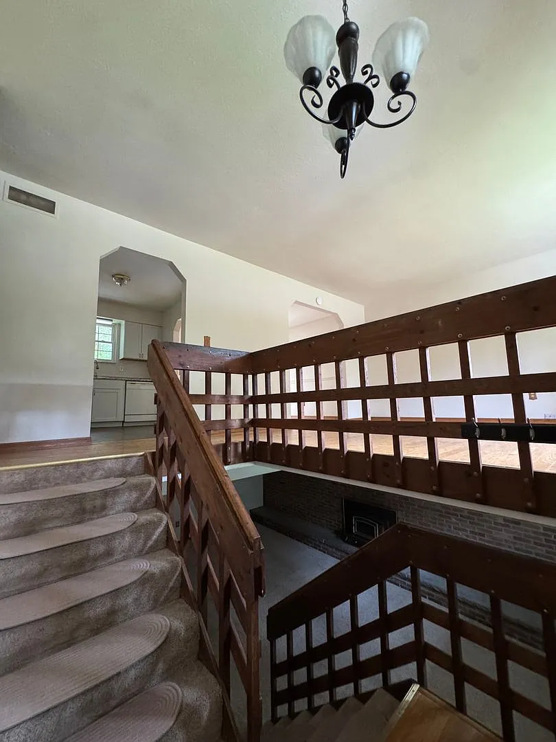 Newly Renovated 3 Bed 3 Bath Beauty Just Outside Of Town! — Photo 4