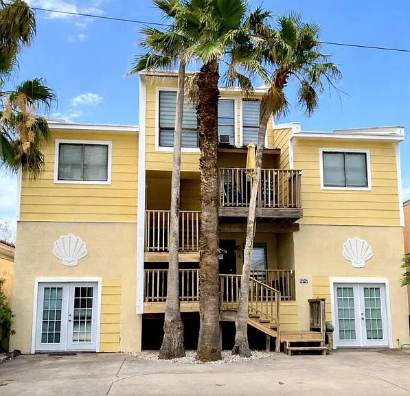 208 W Saturn Ln — Photo 4