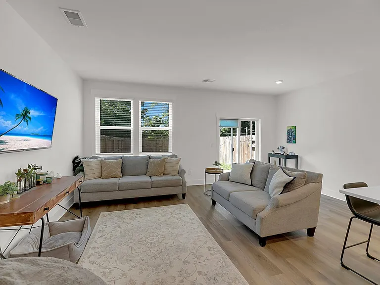 1549 Evergreen St — Photo 4