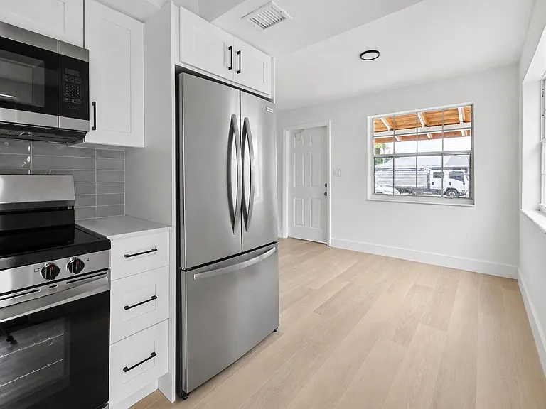 411B NE 57th Ct — Photo 2