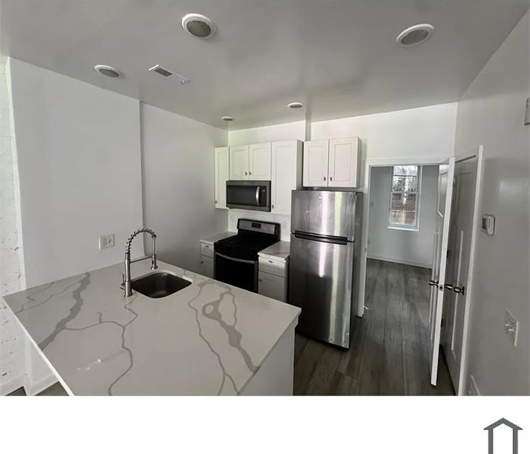 2531 N Dover St — Photo 1