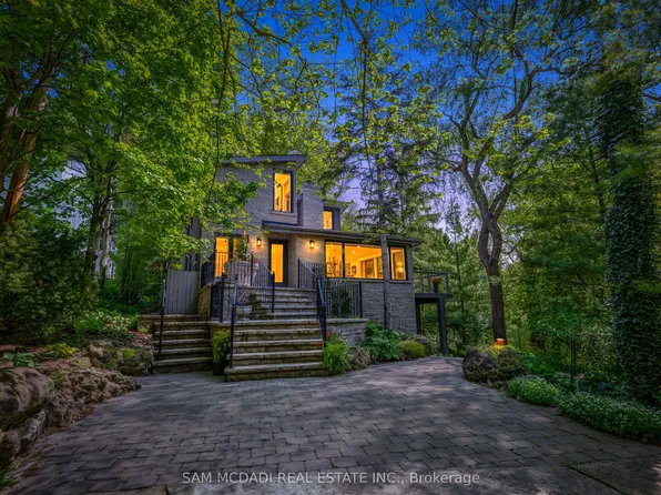 1273 Queen Victoria Ave, Mississauga, ON L5H 3H2