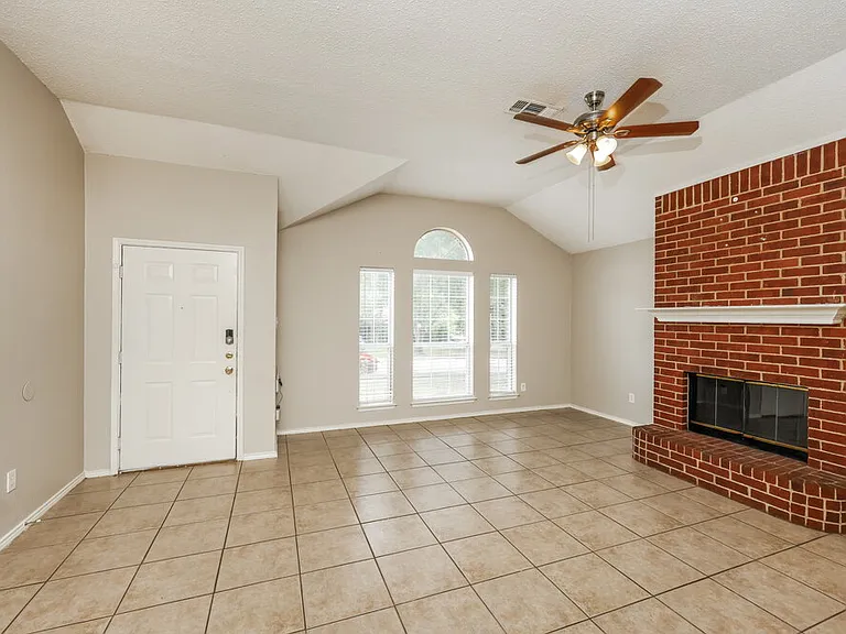 1223 Reeves Ln — Photo 4