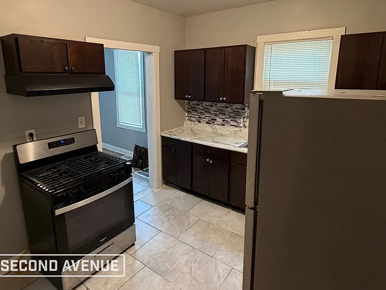 9136 S Blackstone Ave — Photo 4