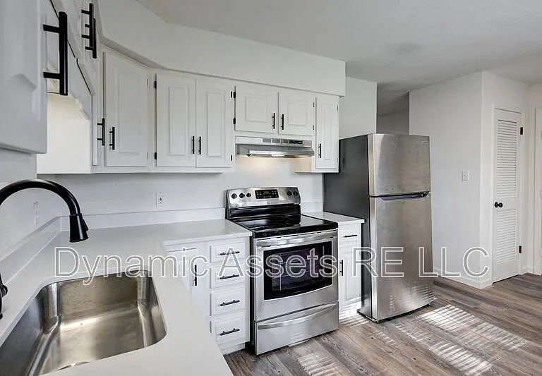204 E 24th St — Photo 3