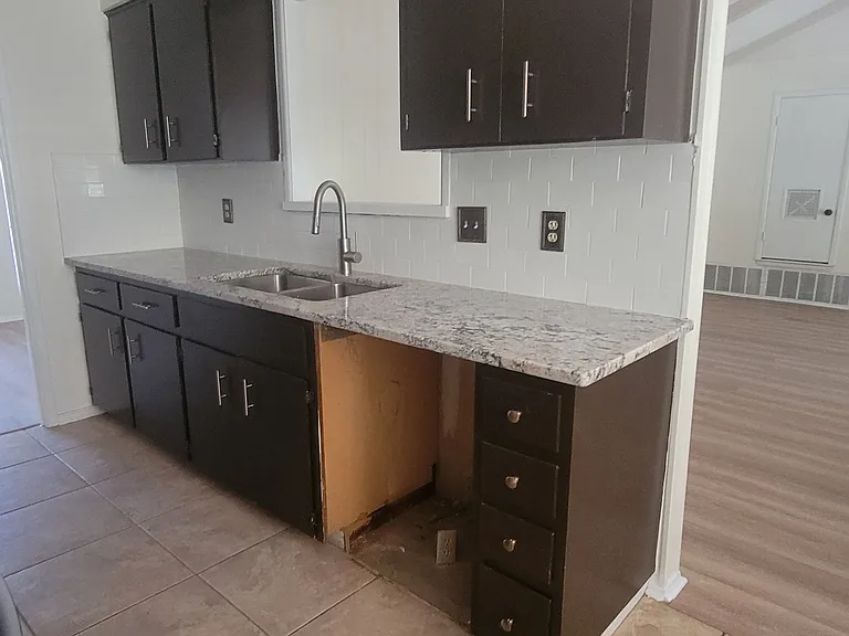 Updated kitchen with new appliances
*New dishwasher has been installed*