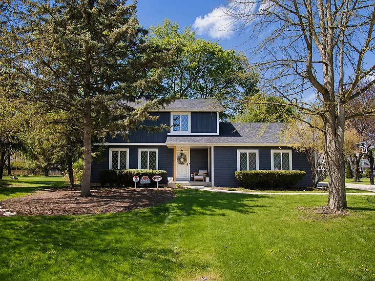 2S316 Arrowhead Dr — Photo 2