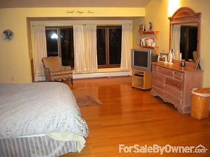 Master bedroom : Bamboo flooring, attaches to master bathroom