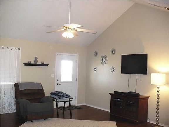 3rd image of 132 Lakeview Dr