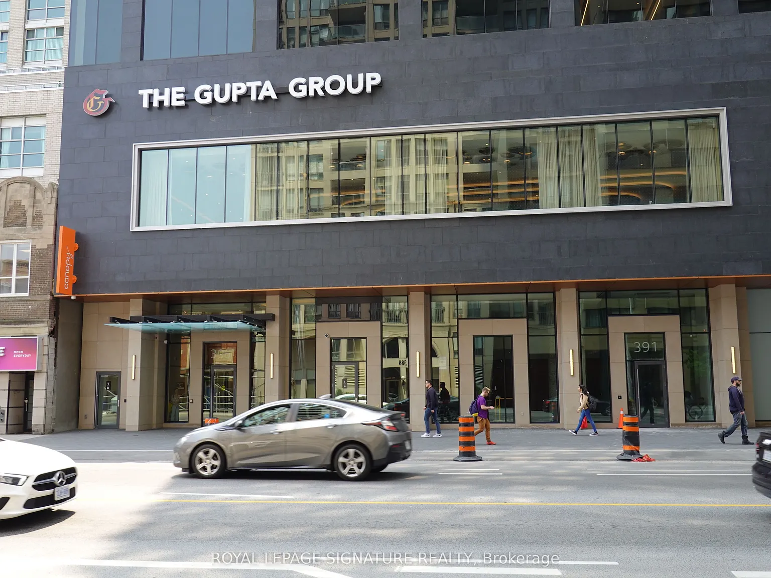 The Rosedale On Bloor — Photo 2