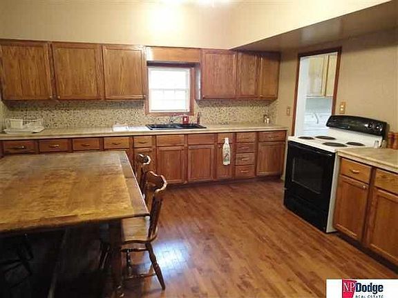 2nd image of 420 E 9th St