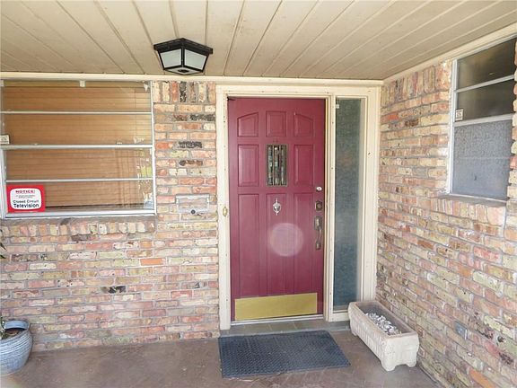 3rd image of 5821 Carlisle Ct