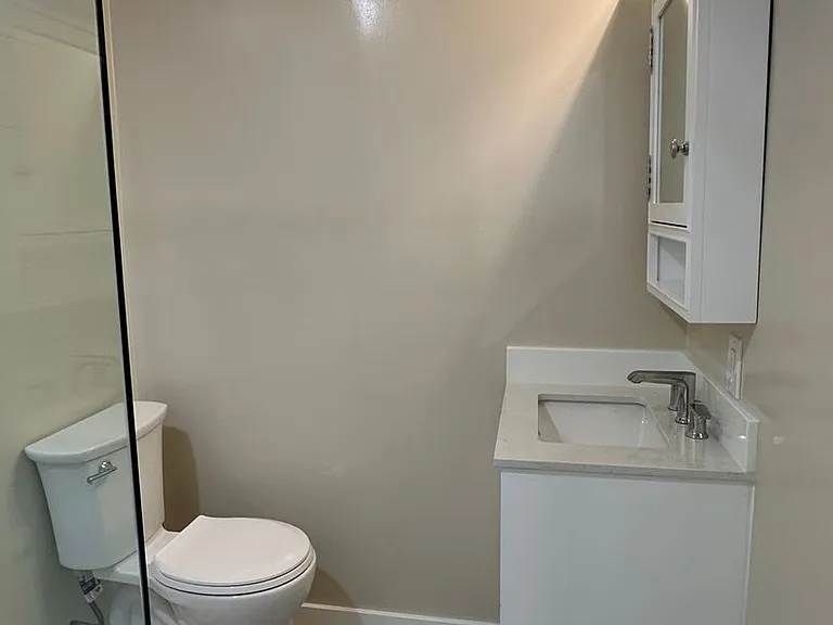 De Luxe Apartments LLC — Photo 12