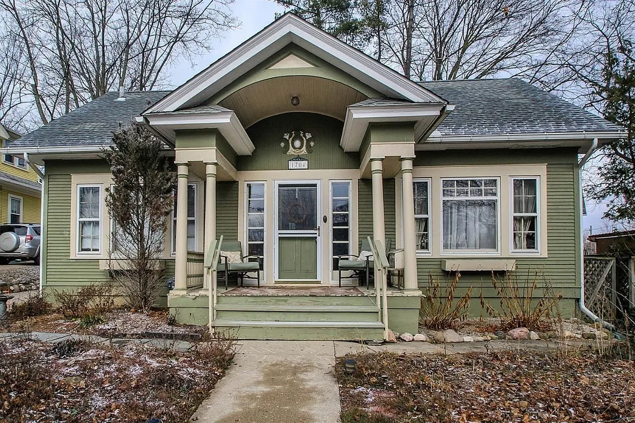 1704 Jackson Ave photo 1