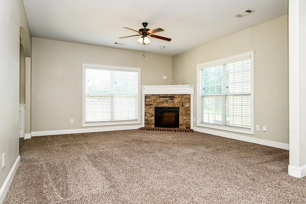 4 bed, 2.5 bath, 2306 sqft, $2,305 — Photo 4