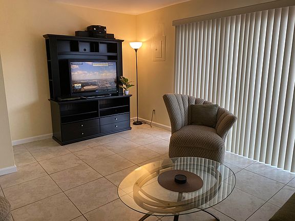 5th image of 905 Palm Springs Blvd APT B