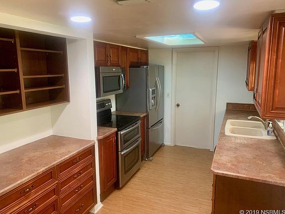 5th image of 836 Evergreen St