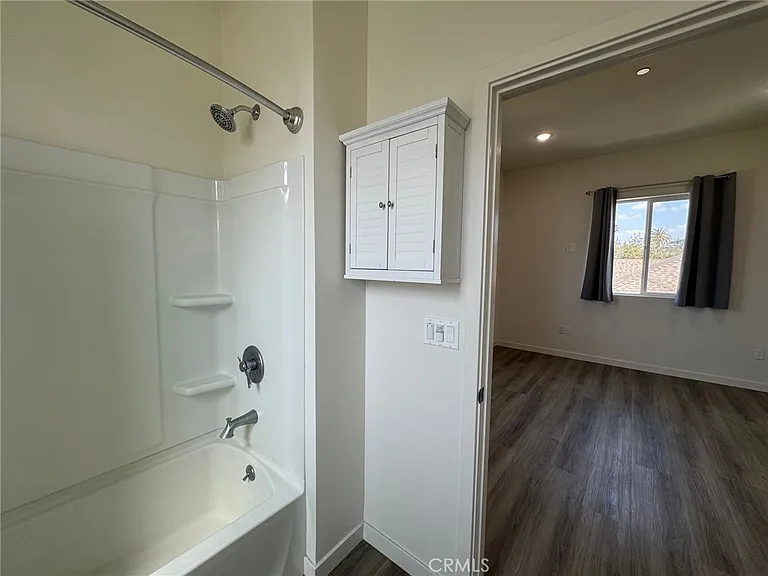 209 1/2 N Serrano Ave — Photo 10