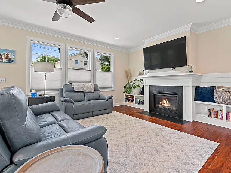 910 Elizabeth St — Photo 4