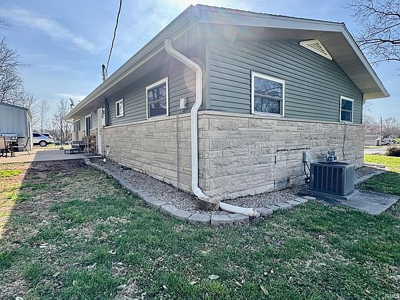 2nd image of 108 N Oak St