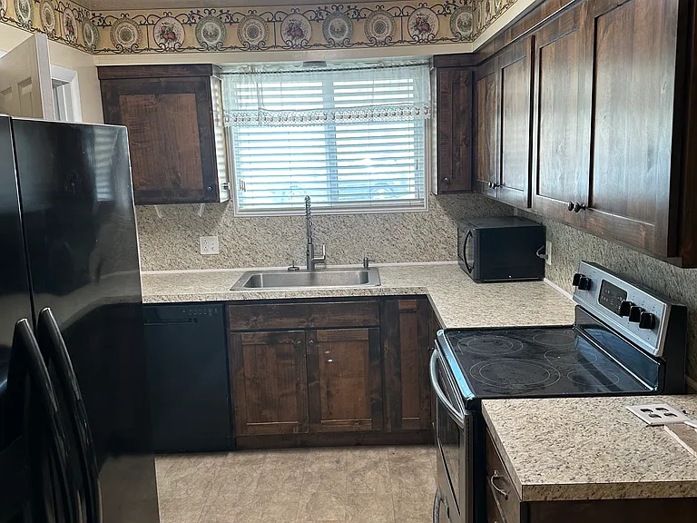 691 Jefferson Ave — Photo 4
