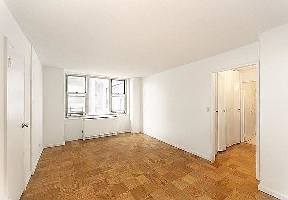 4th image of 166 E 34th St #1402