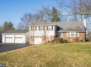 945 General Nash Dr, Lansdale, PA 19446