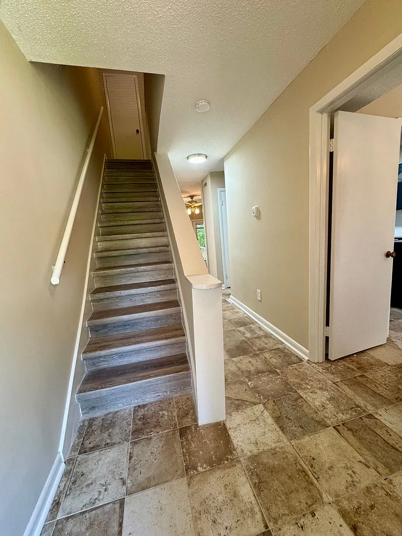 2-bedroom townhouse in the Oaks! — Photo 3