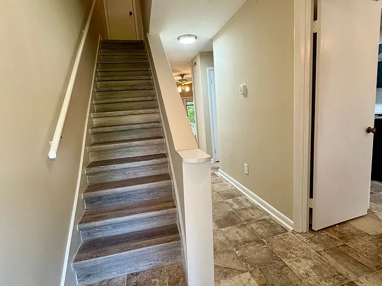 107 Oak Tree Dr — Photo 3