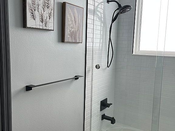 2023 Renovated Guest Bath