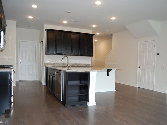 3rd image of 8 Nicklaus Dr