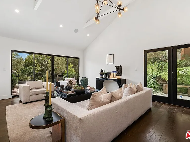 2528 Carman Crest Dr — Photo 3