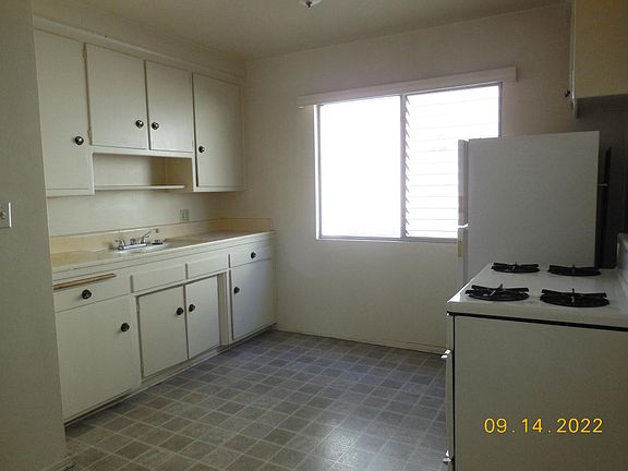 4th image of 724 S Sycamore Ave #102