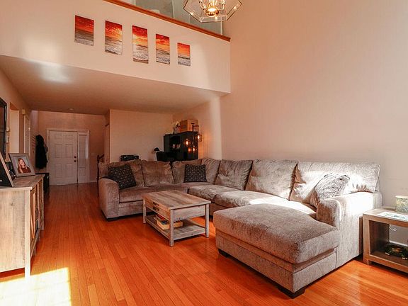 5th image of 613 Arrowwood Ct