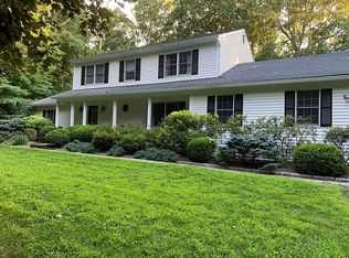 9 Woodland Ct S, Bedford, NY