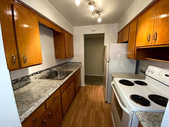 3rd image of 18851 Hilliard Blvd #A