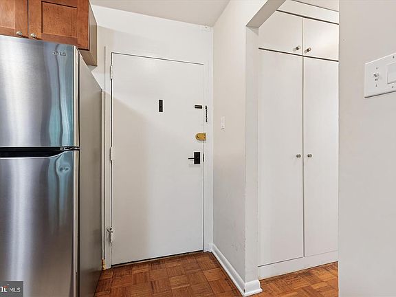 5th image of 950 25th St NW