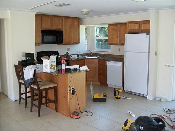 4th image of 1671 Blakemore Ln