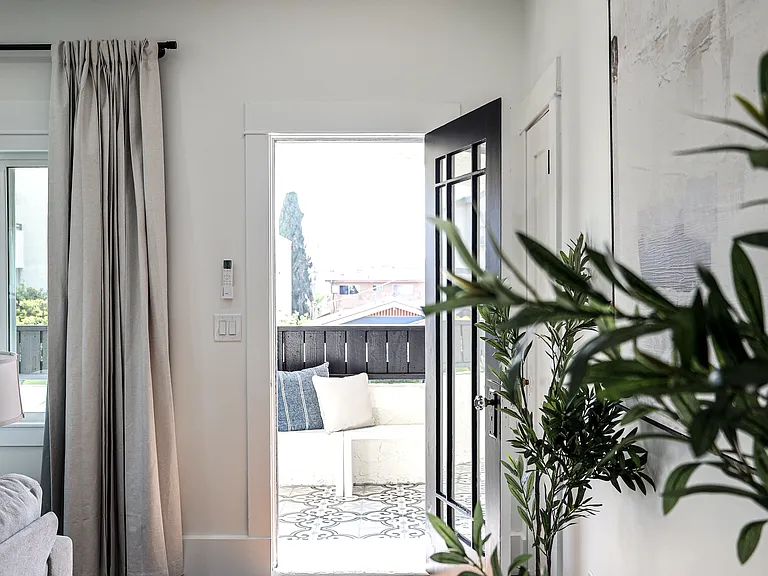 1037 Gladys Ave — Photo 15