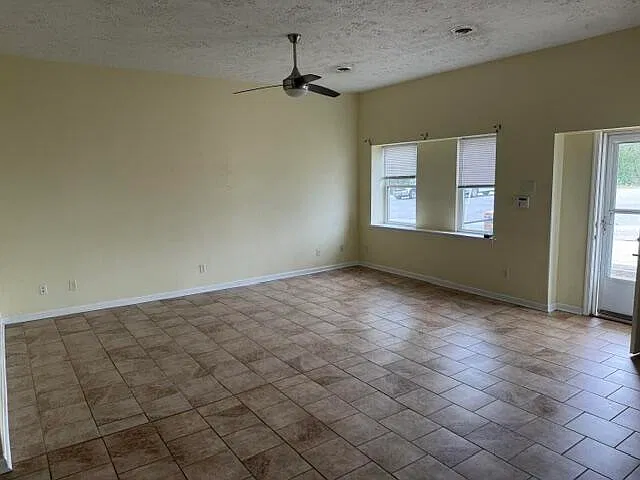 2 bed, 1.0 bath, 1500 sqft, $925 — Photo 4