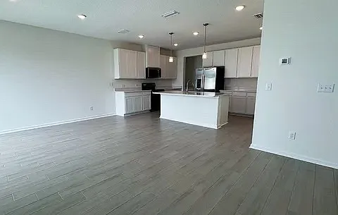 3 bed, 2.5 bath, 1970 sqft, $2,400 — Photo 2