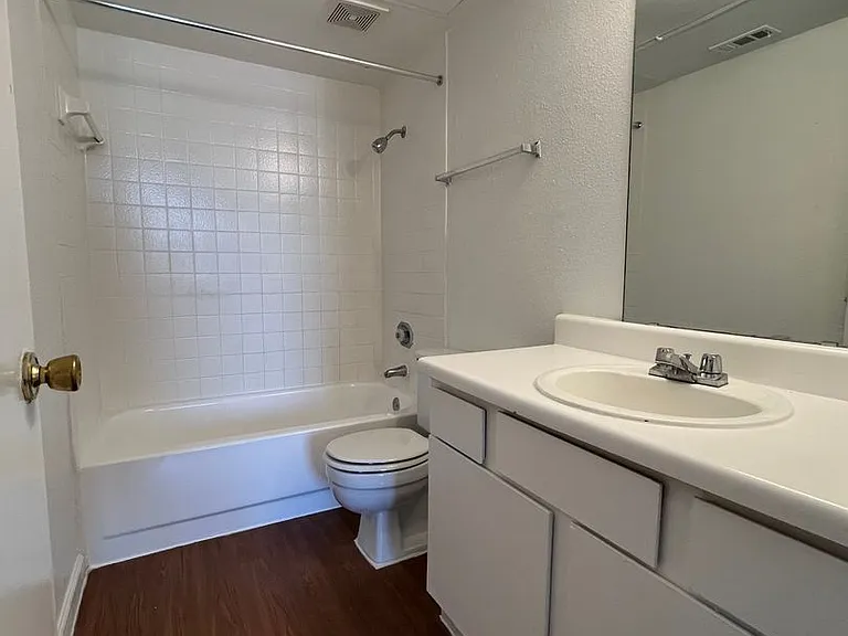 Emerald Cove Apartments — Photo 84