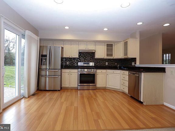 5th image of 209 Pennford Pl